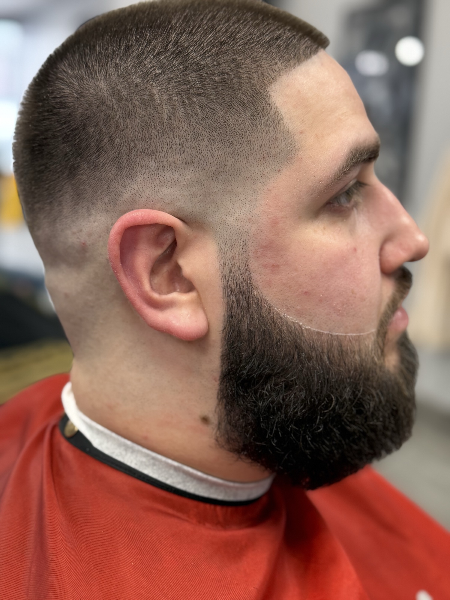 High fade preciso con detalle de barba — X Express Barbershop