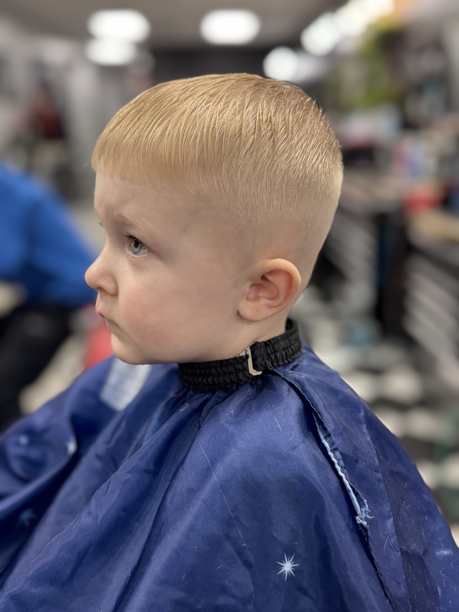 Corte a tijera limpio con barba perfilada — X Express Barbershop